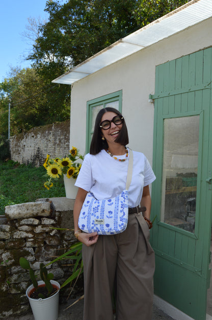 Sac crossbody fleurs bleu fabriqué à partir de tissus vintage mode durable mode responsable fabriqué à la main 