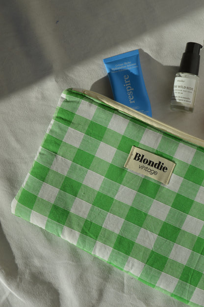 Pochette zippée rvichy verte en tissu vintage upcyclé, faite main en France par Blondie vintage