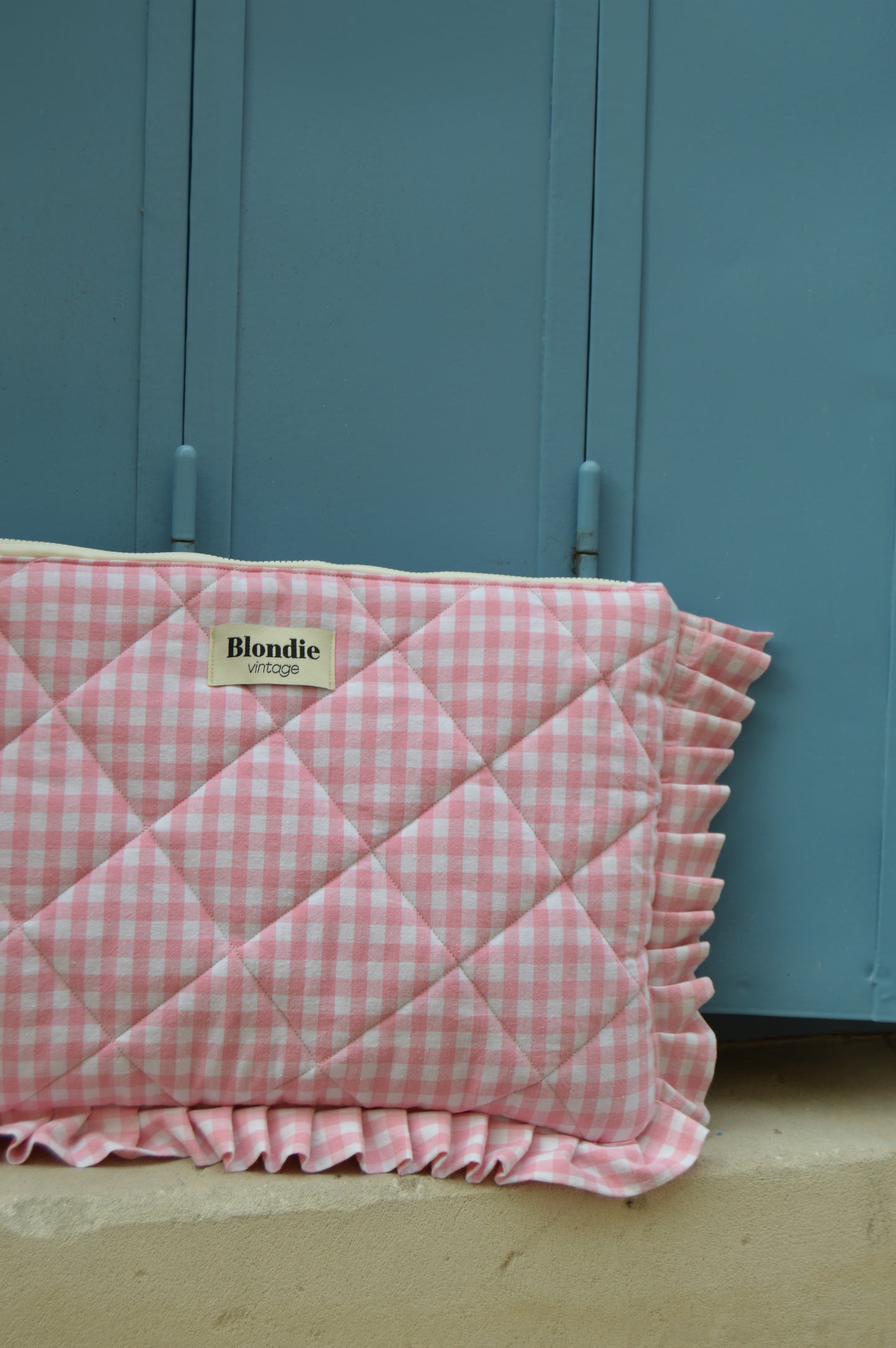 Housse d'ordinateur vichy rose avec froufrou fabriqué à partir de tissus vintage mode durable mode responsable fabriqué à la main 