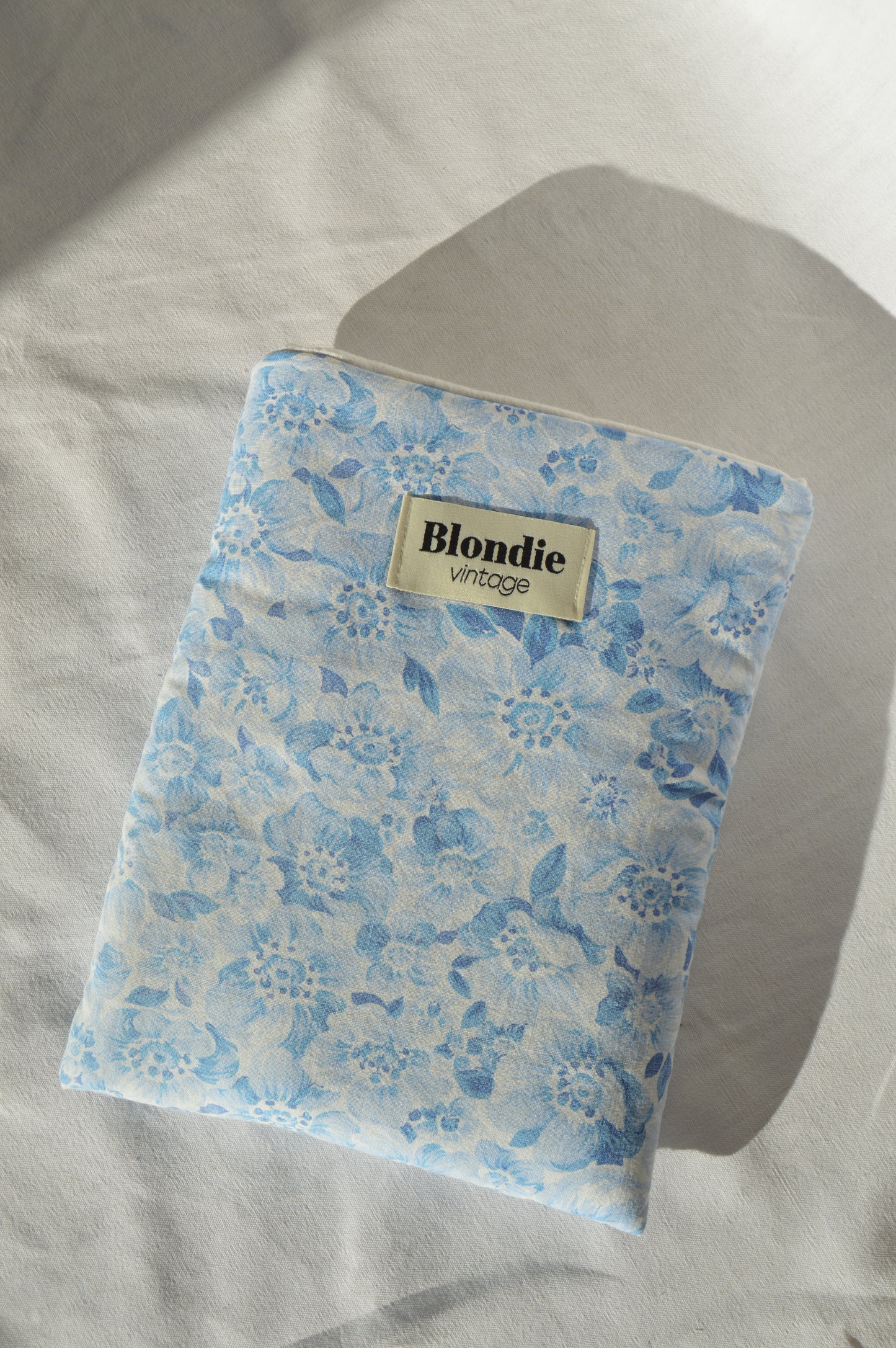 Housse de livre fleurs bleu fabriqué à partir de tissus vintage mode durable mode responsable fabriqué à la main 