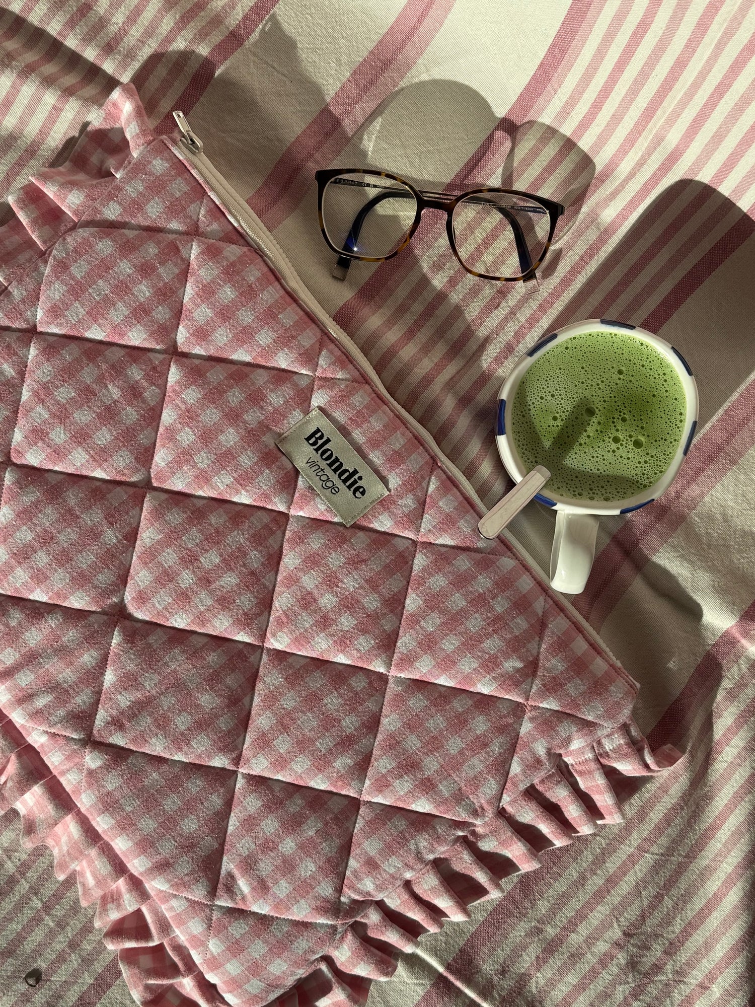 Housse d'ordinateur vichy rose avec froufrou fabriqué à partir de tissus vintage mode durable mode responsable fabriqué à la main 