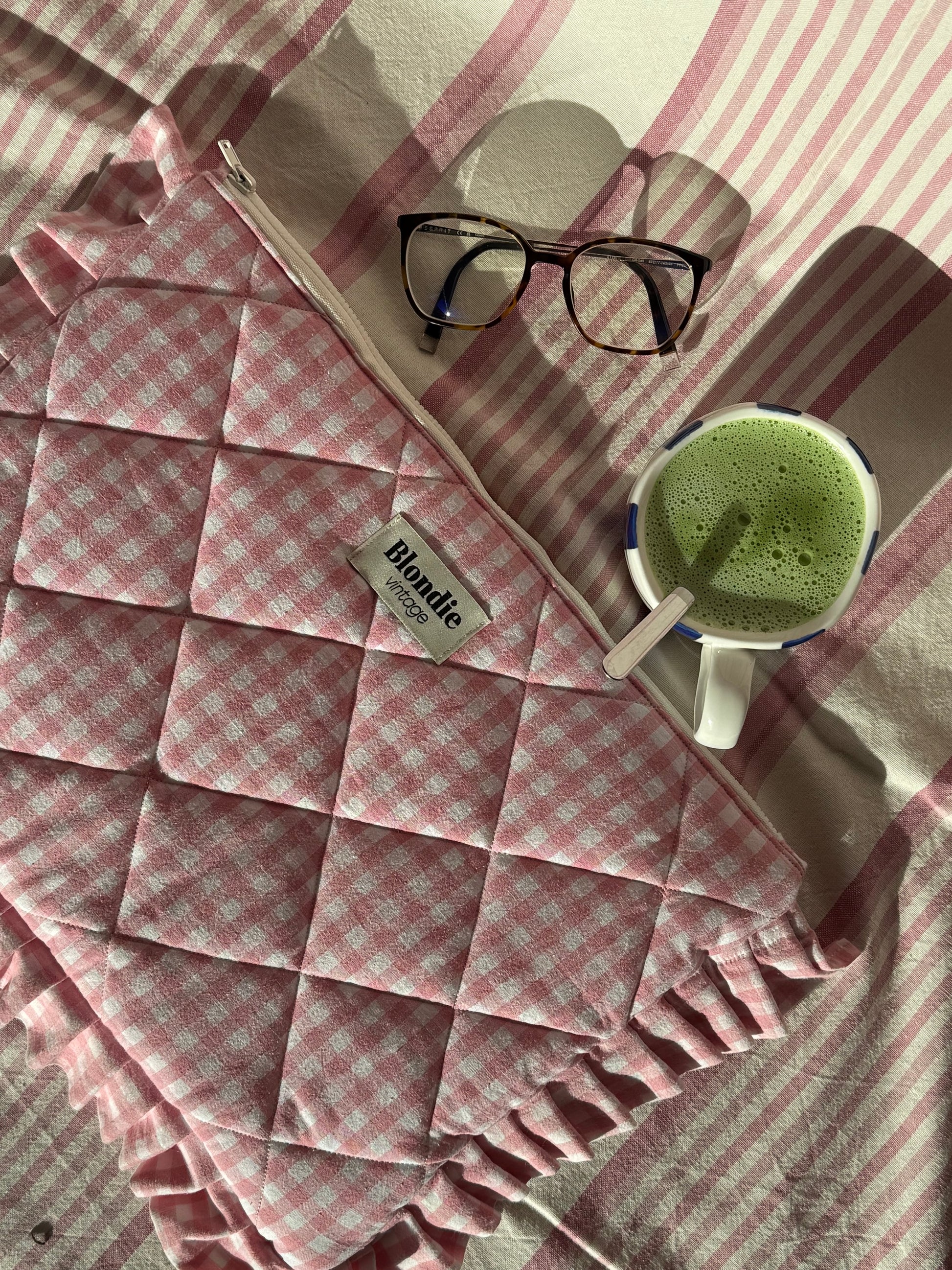 Housse d'ordinateur vichy rose avec froufrou fabriqué à partir de tissus vintage mode durable mode responsable fabriqué à la main 