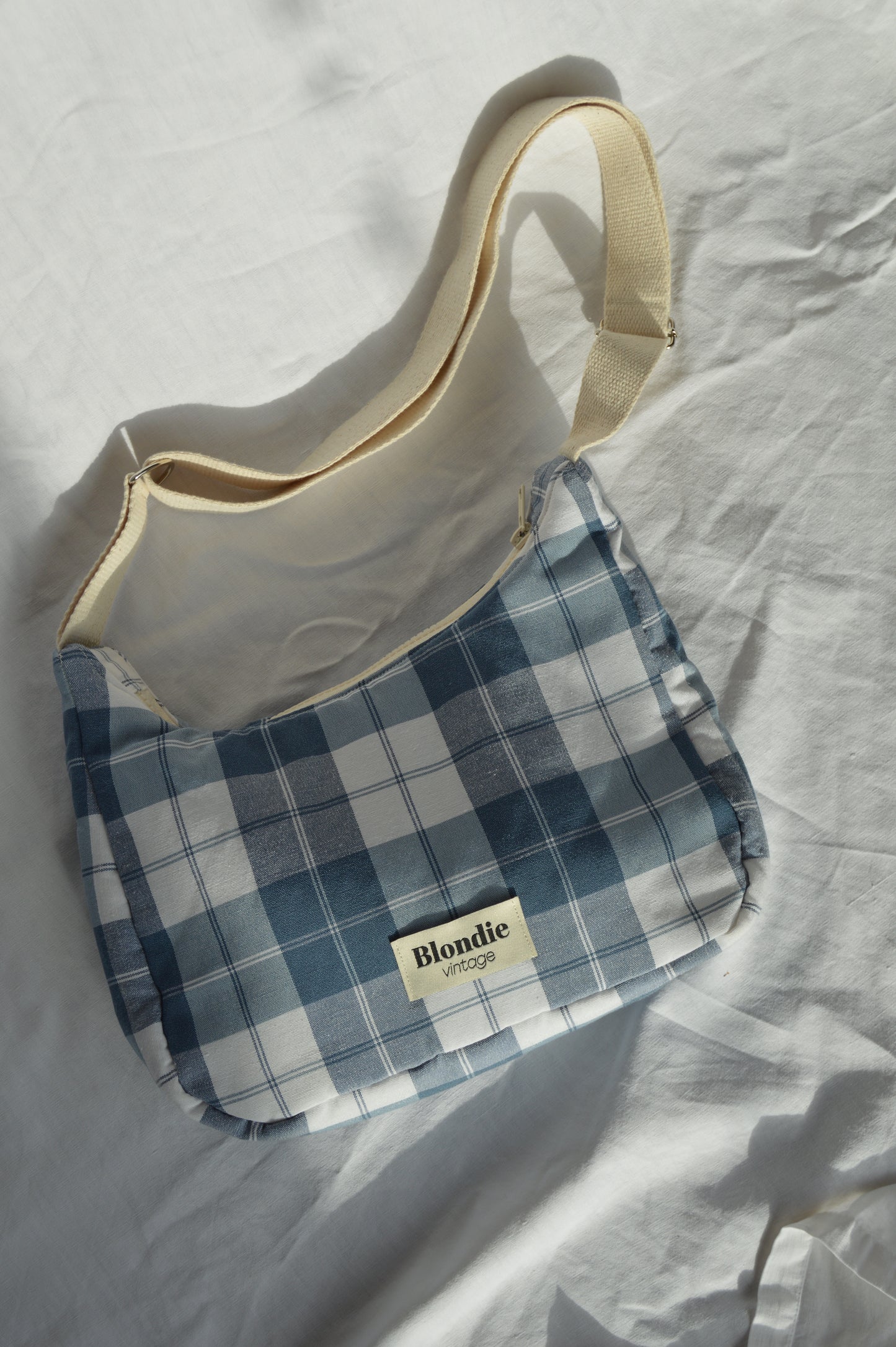 Sac crossbody carreaux bleu fabriqué à partir de tissus vintage mode durable mode responsable fabriqué à la main 