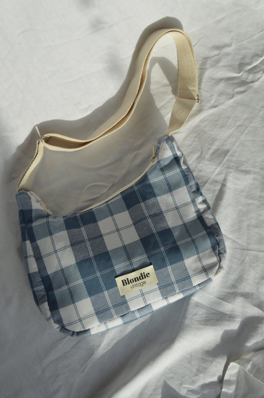 Sac crossbody carreaux bleu fabriqué à partir de tissus vintage mode durable mode responsable fabriqué à la main 