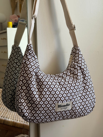 Sac crossbody fleuri marron fabriqué à partir de tissus vintage mode durable mode responsable fabriqué à la main 