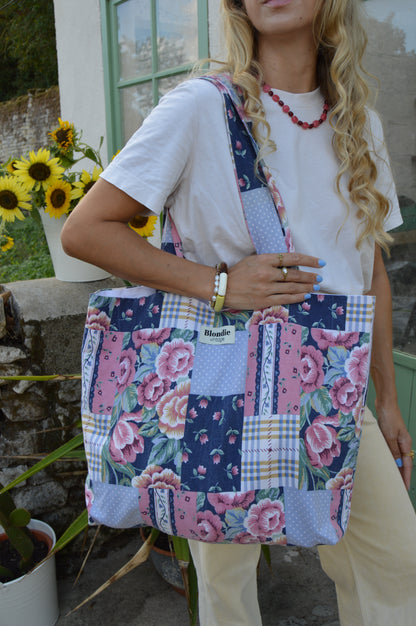 cabas patchwork fabriquée à partir de tissus vintage à la main avec biais coloré
