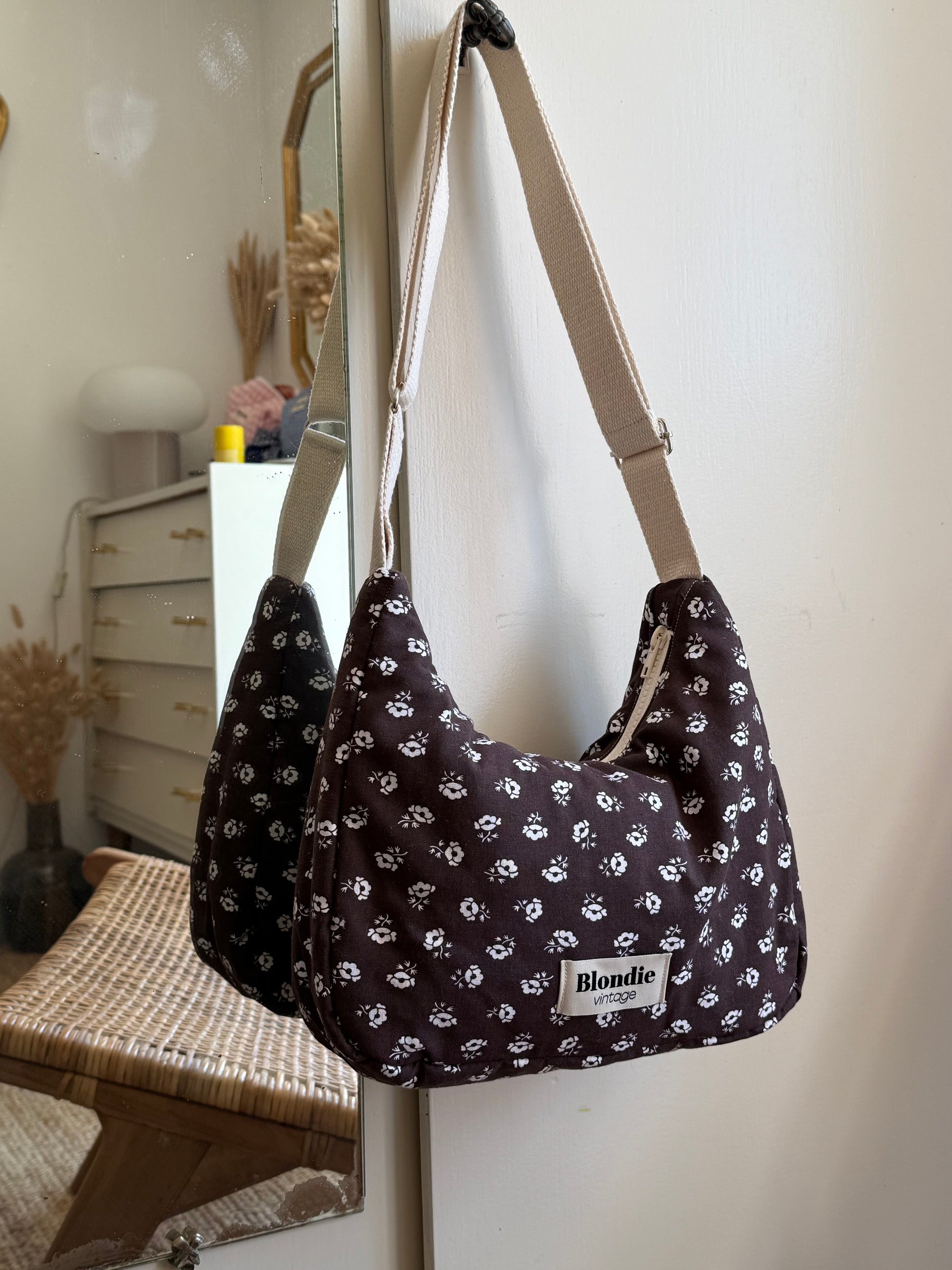 Sac crossbody fleuri marron fabriqué à partir de tissus vintage mode durable mode responsable fabriqué à la main 