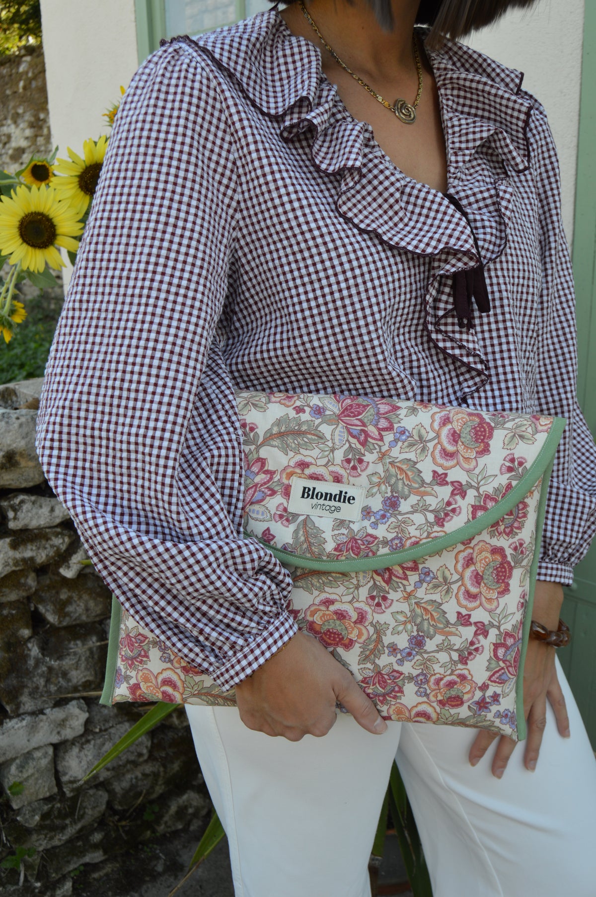 Housse ordinateur fleurie fabriquée à partir de tissus vintage à la main avec biais coloré