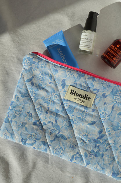 Pochette fleurs bleu fabriqué à partir de taie de tissus vintage mode durable mode responsable fabriqué à la main 