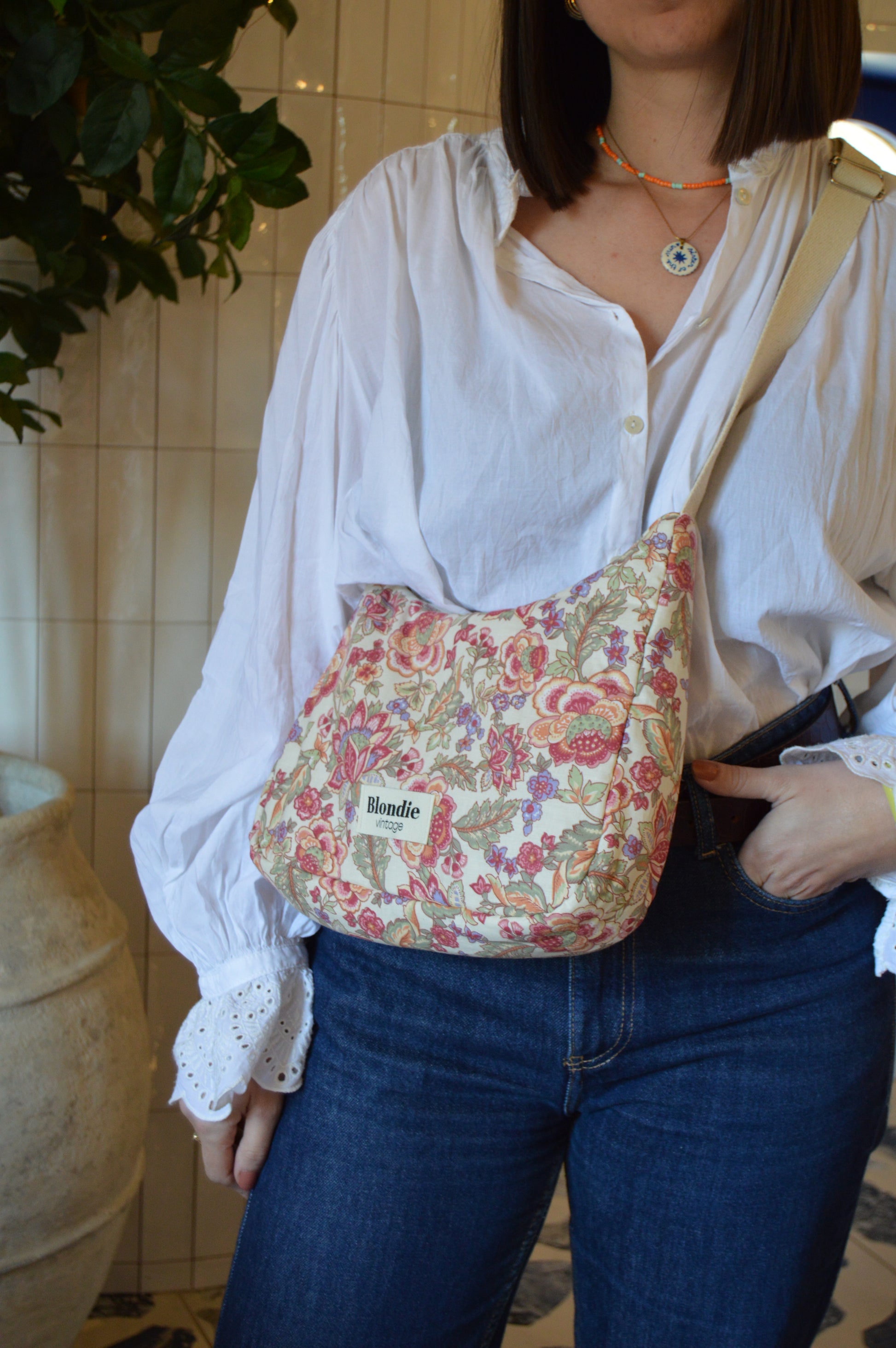 Sac crossbody fleurie fabriqué à partir de tissus vintage mode durable mode responsable fabriqué à la main 
