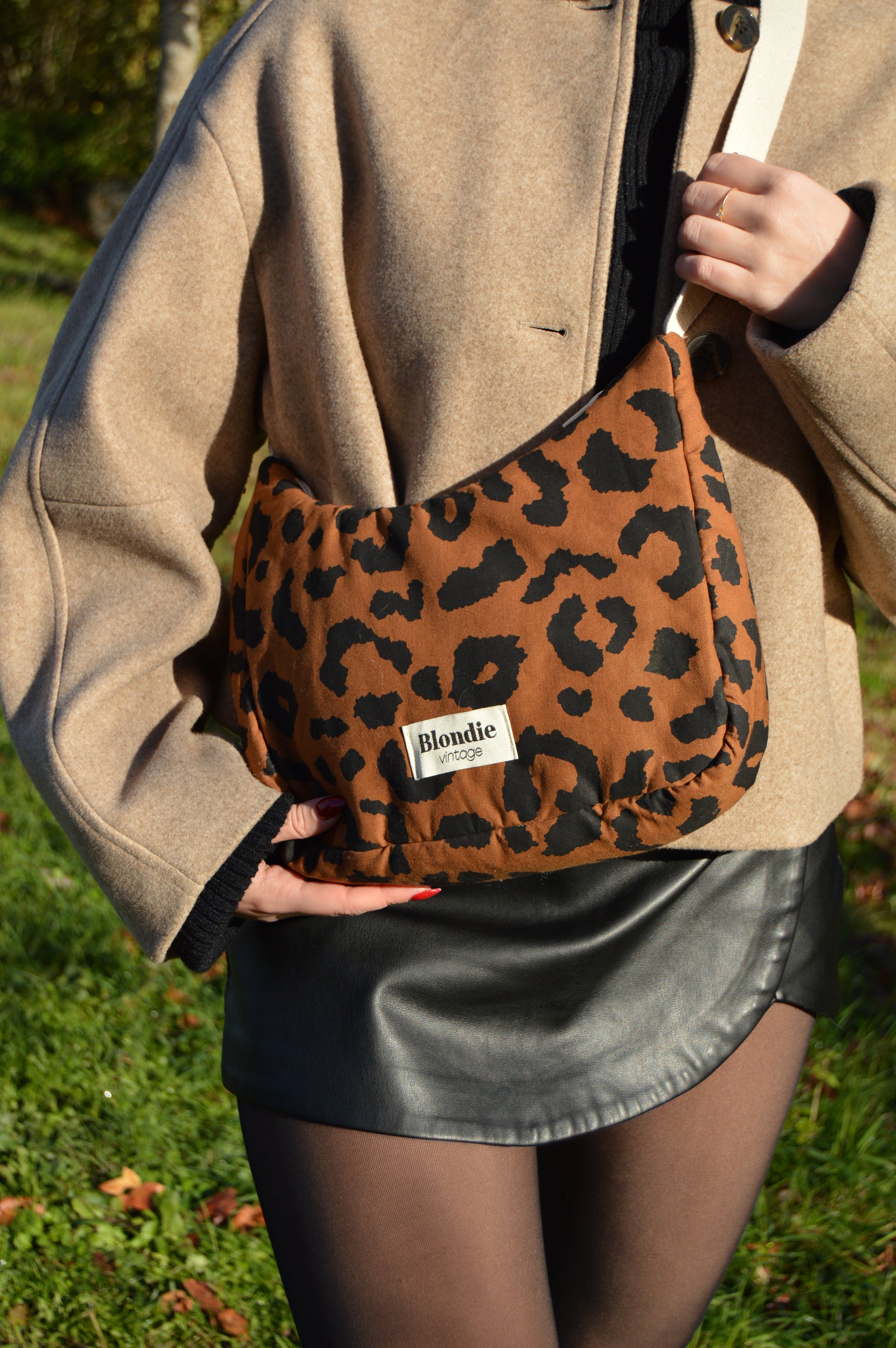 Sac crossbody léopard fabriqué à partir de tissus vintage mode durable mode responsable fabriqué à la main 