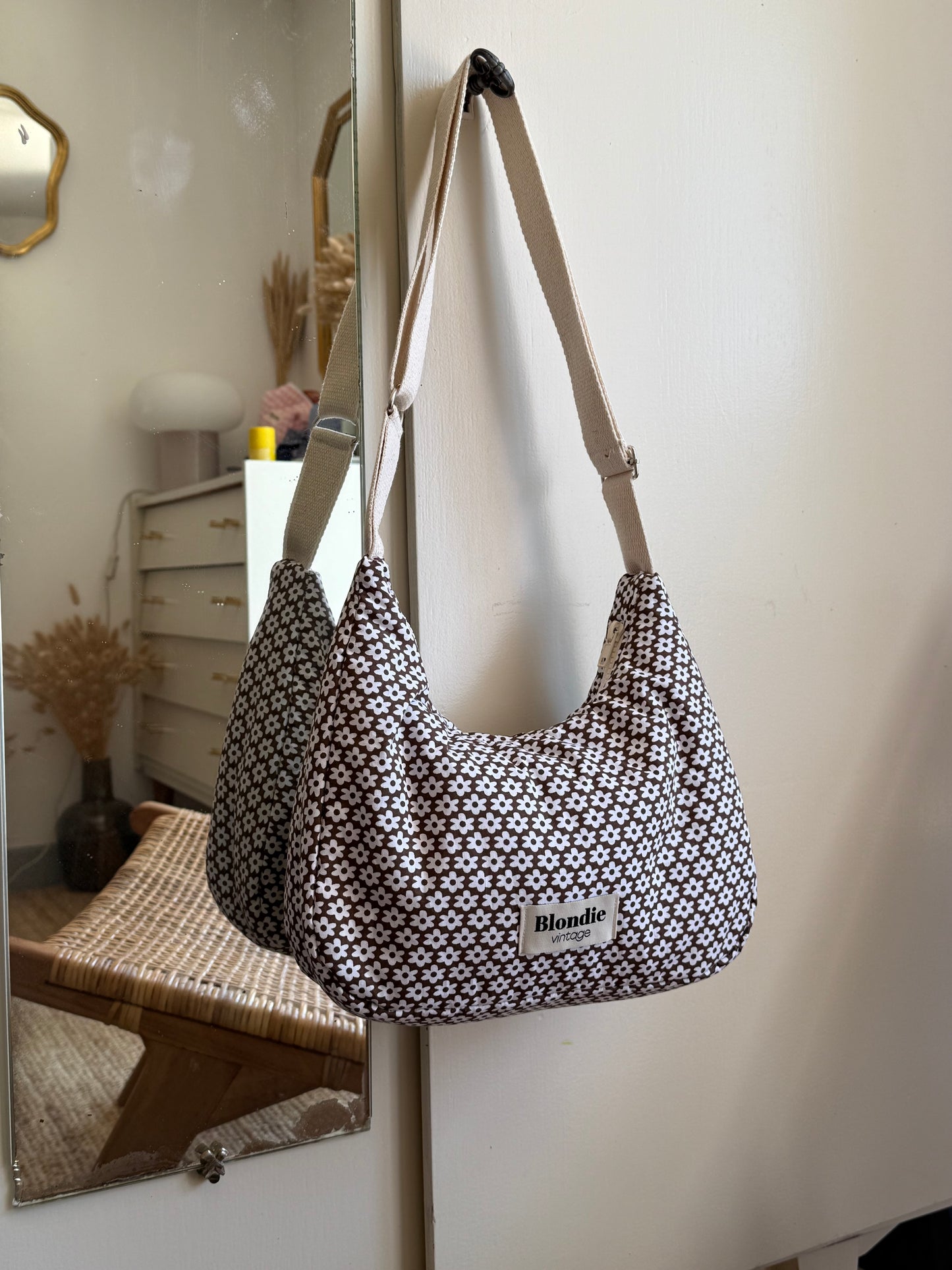 Sac crossbody fleuri marron fabriqué à partir de tissus vintage mode durable mode responsable fabriqué à la main 