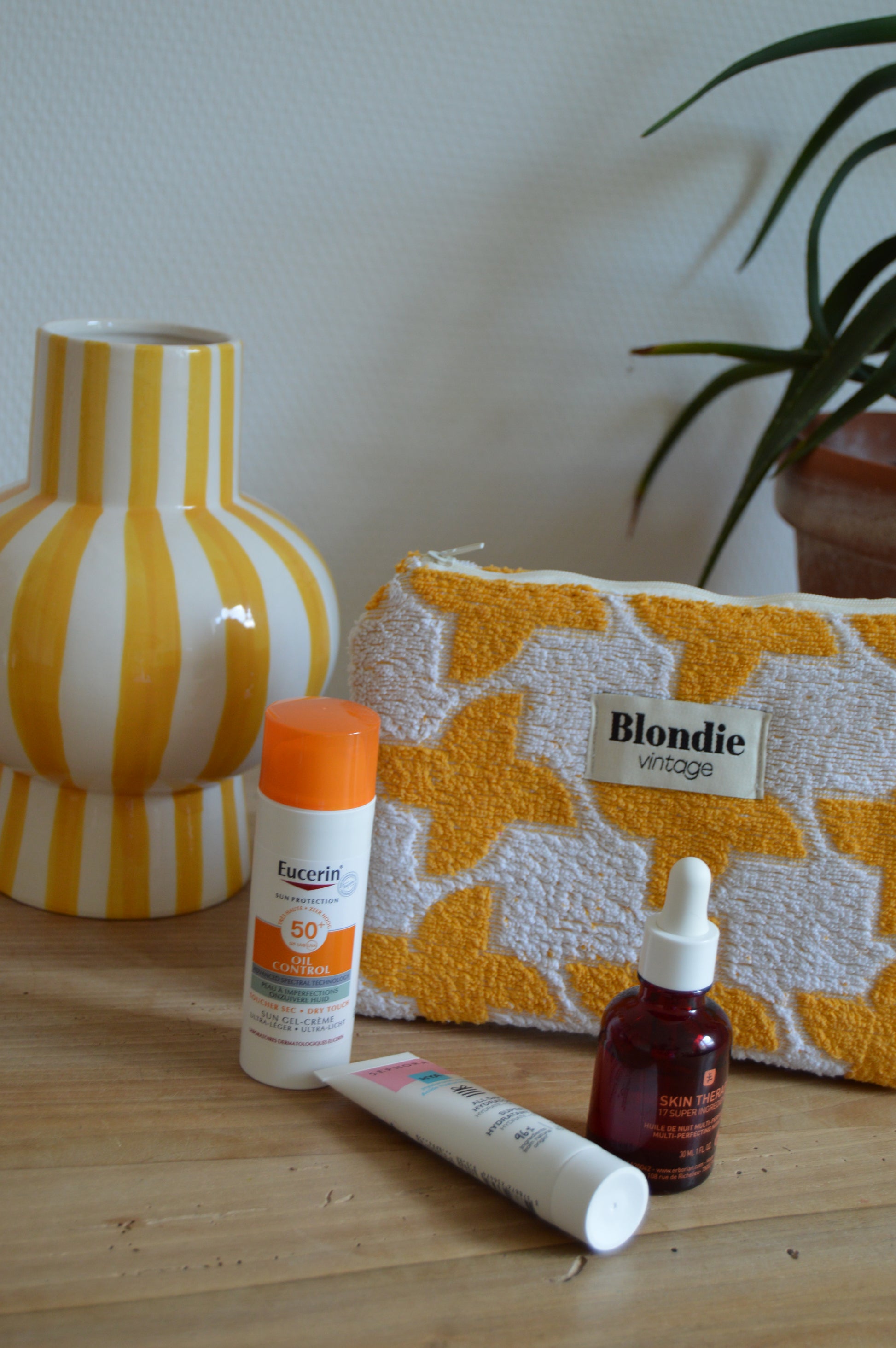 Pochette orange en éponge fabriqué à partir de tissus vintage upcycling mode durable et responsable