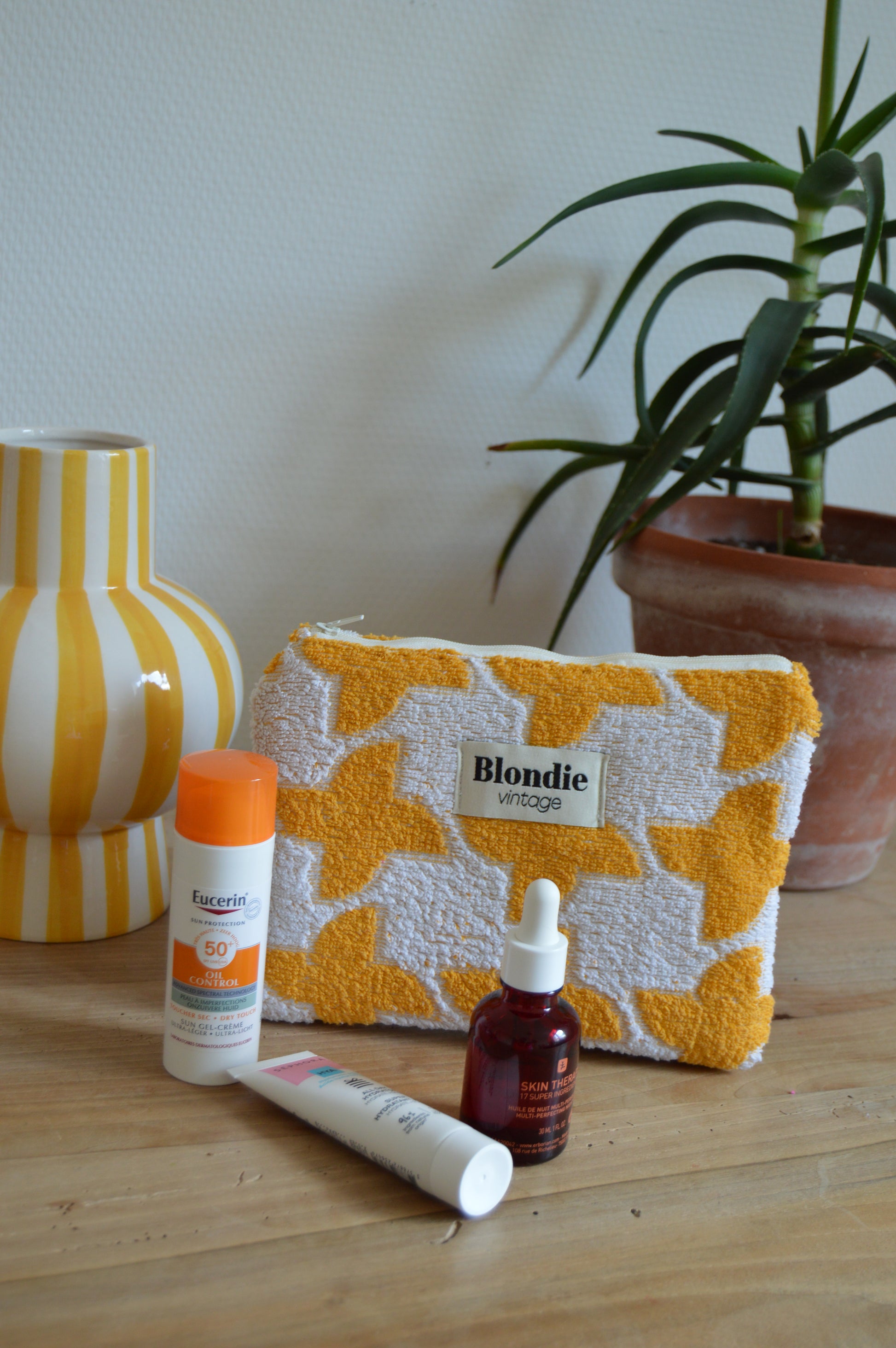 Pochette orange en éponge fabriqué à partir de tissus vintage upcycling mode durable et responsable