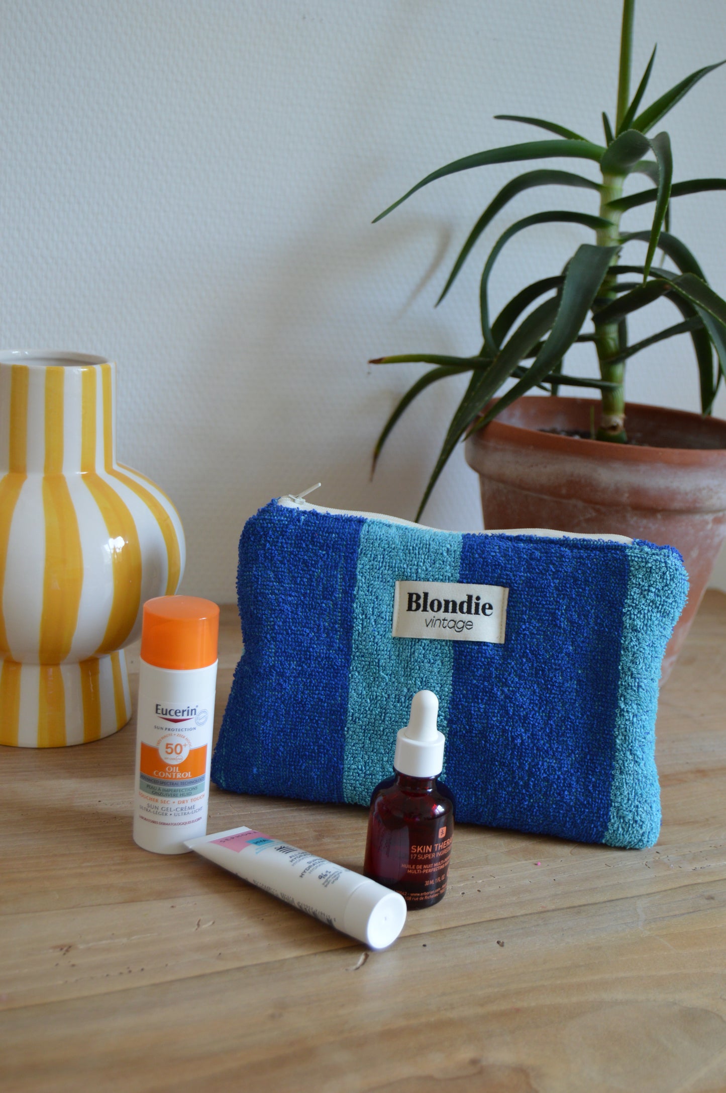Pochette rayé bleu en éponge fabriqué à partir de tissus vintage upcycling mode durable et responsable