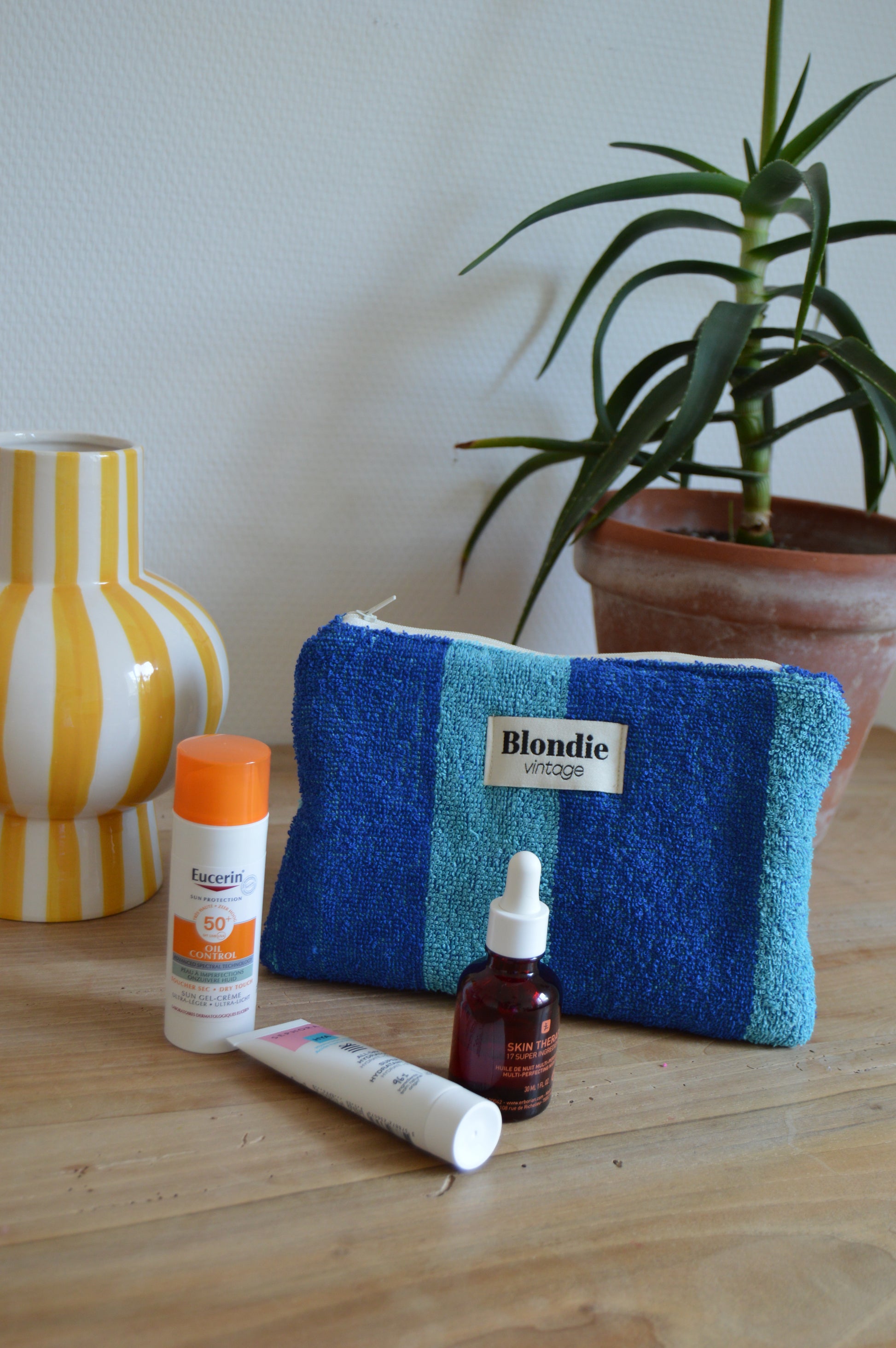 Pochette rayé bleu en éponge fabriqué à partir de tissus vintage upcycling mode durable et responsable