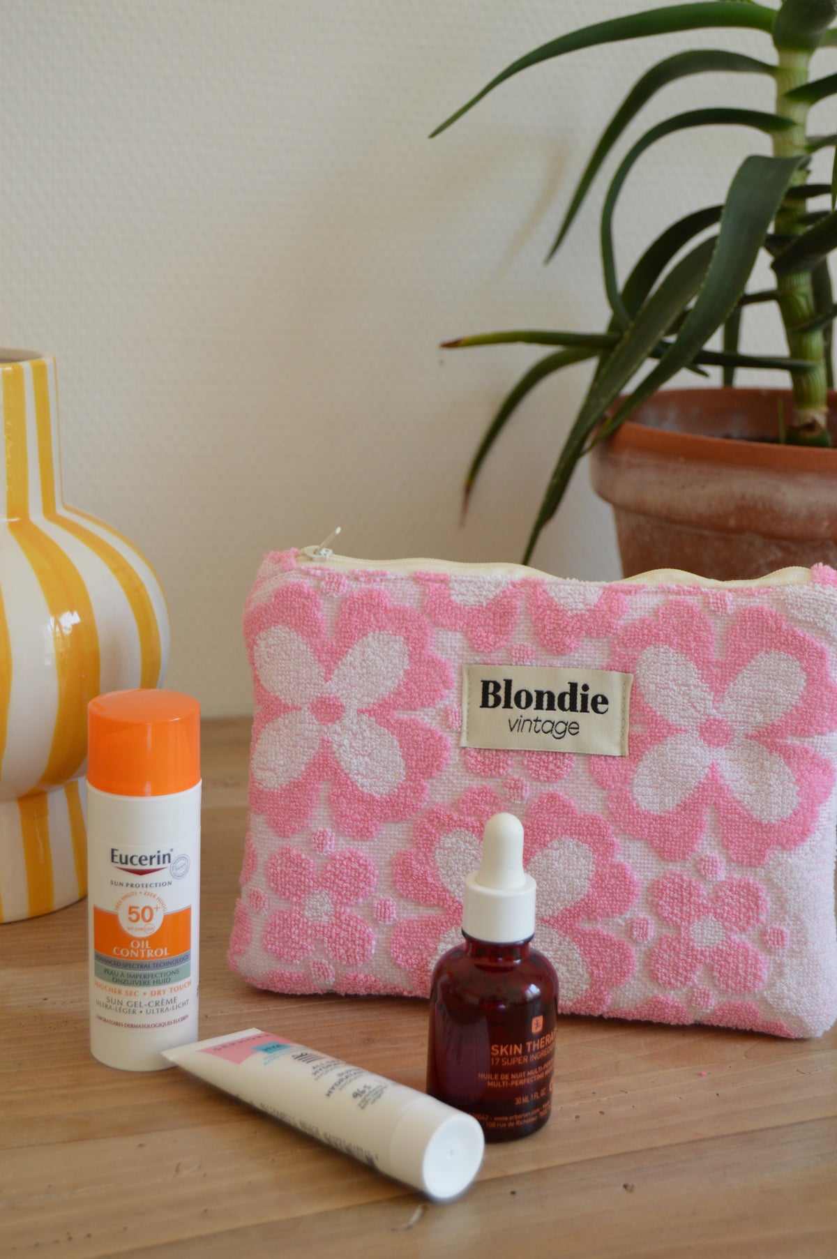 Pochette fleurs rose en éponge fabriqué à partir de tissus vintage upcycling mode durable et responsable