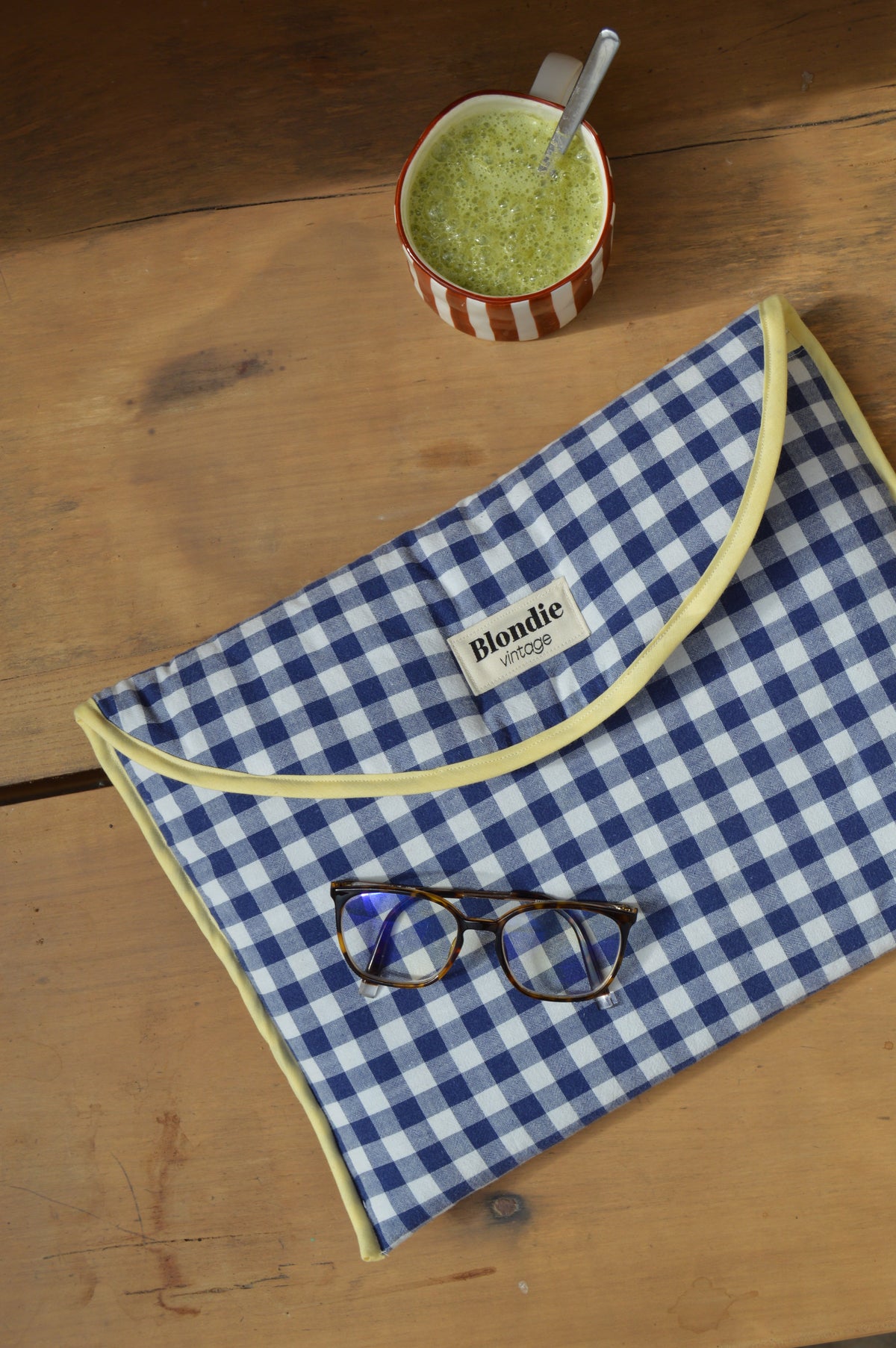 Housse ordinateur vichy bleu fabriquée à partir de tissus vintage à la main avec biais coloré