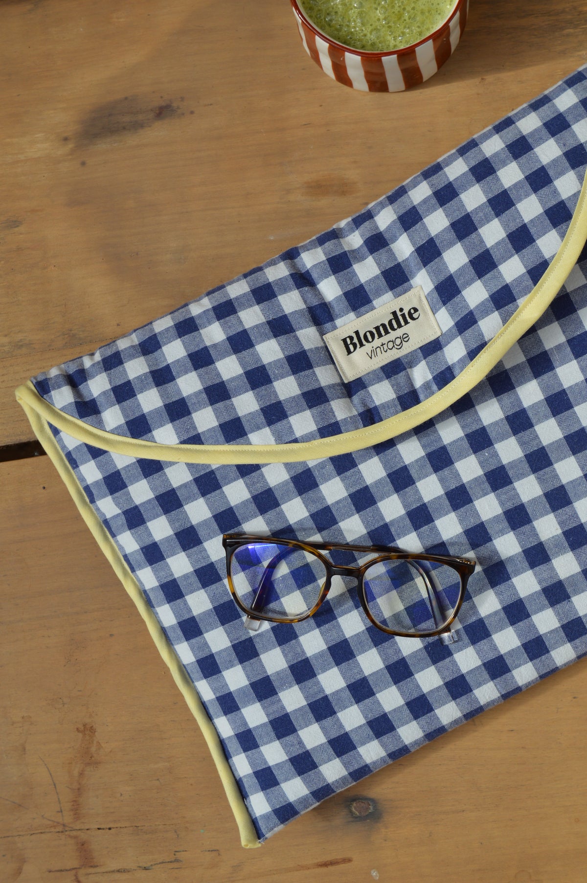 Housse ordinateur vichy bleu fabriquée à partir de tissus vintage à la main avec biais coloré