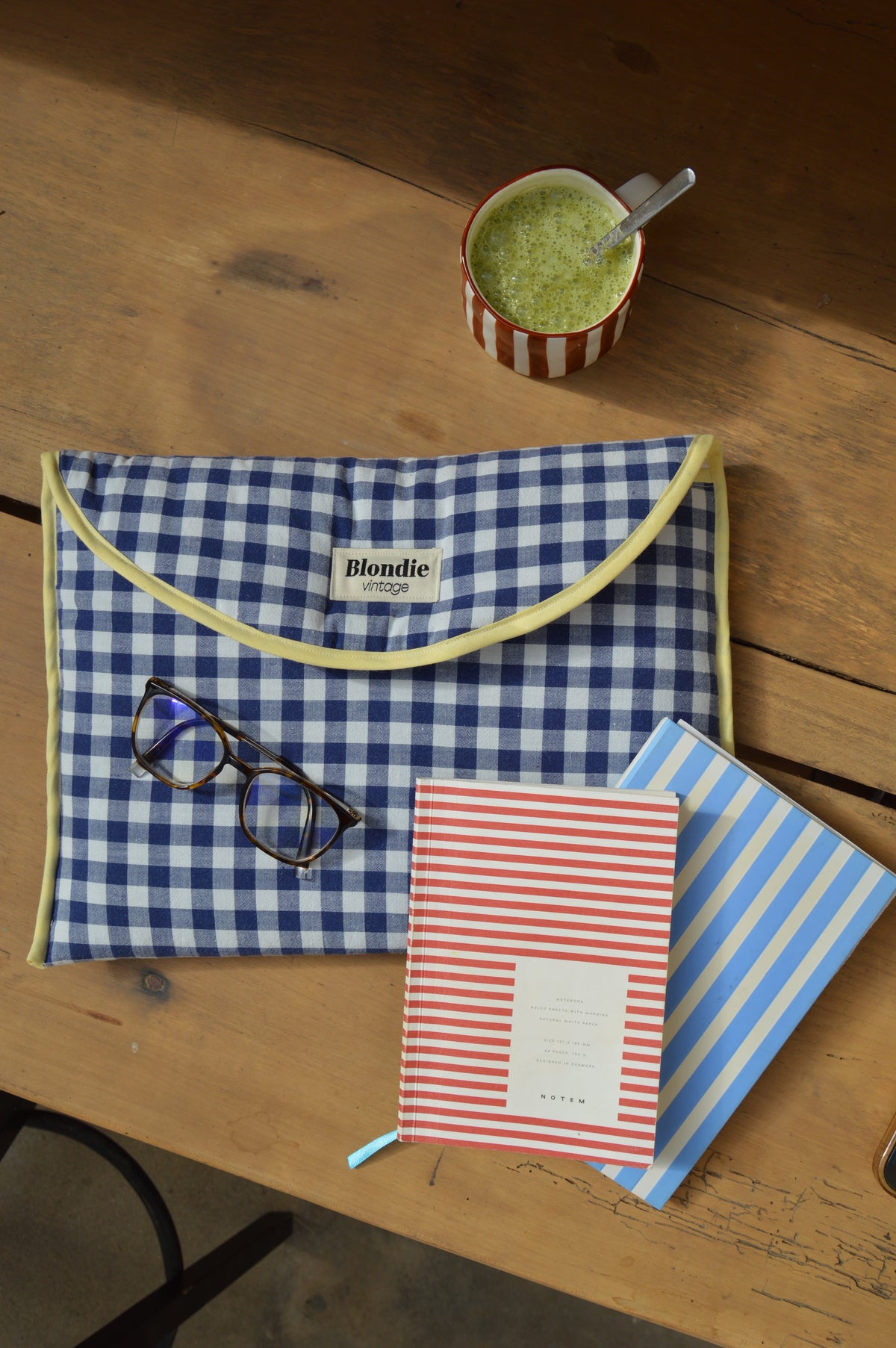 Housse ordinateur vichy bleu fabriquée à partir de tissus vintage à la main avec biais coloré