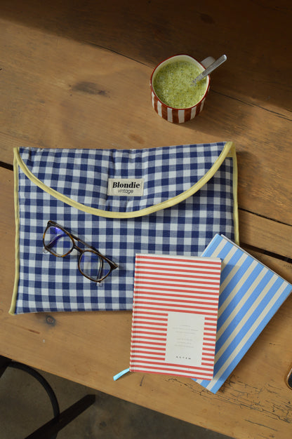 Housse ordinateur vichy bleu fabriquée à partir de tissus vintage à la main avec biais coloré