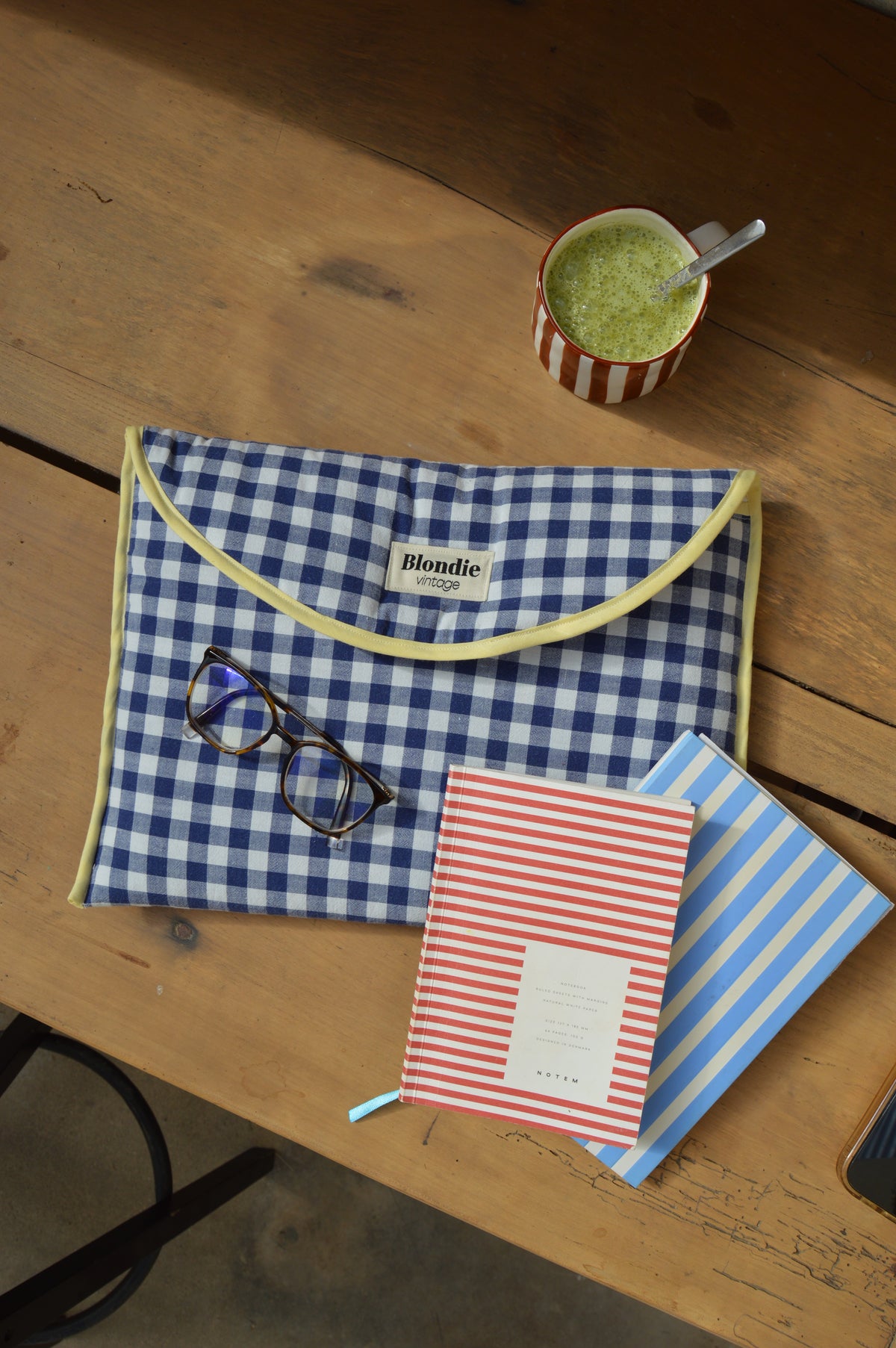 Housse ordinateur vichy bleu fabriquée à partir de tissus vintage à la main avec biais coloré