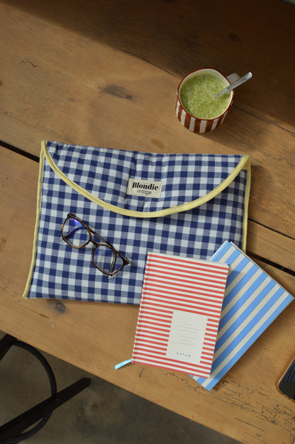Housse ordinateur vichy bleu fabriquée à partir de tissus vintage à la main avec biais coloré