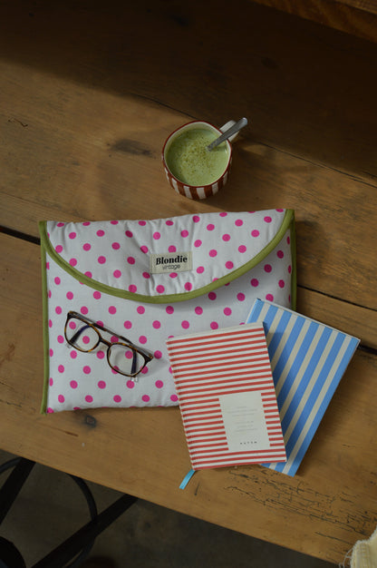Housse ordinateur à pois rose fabriquée à partir de tissus vintage à la main avec biais coloré