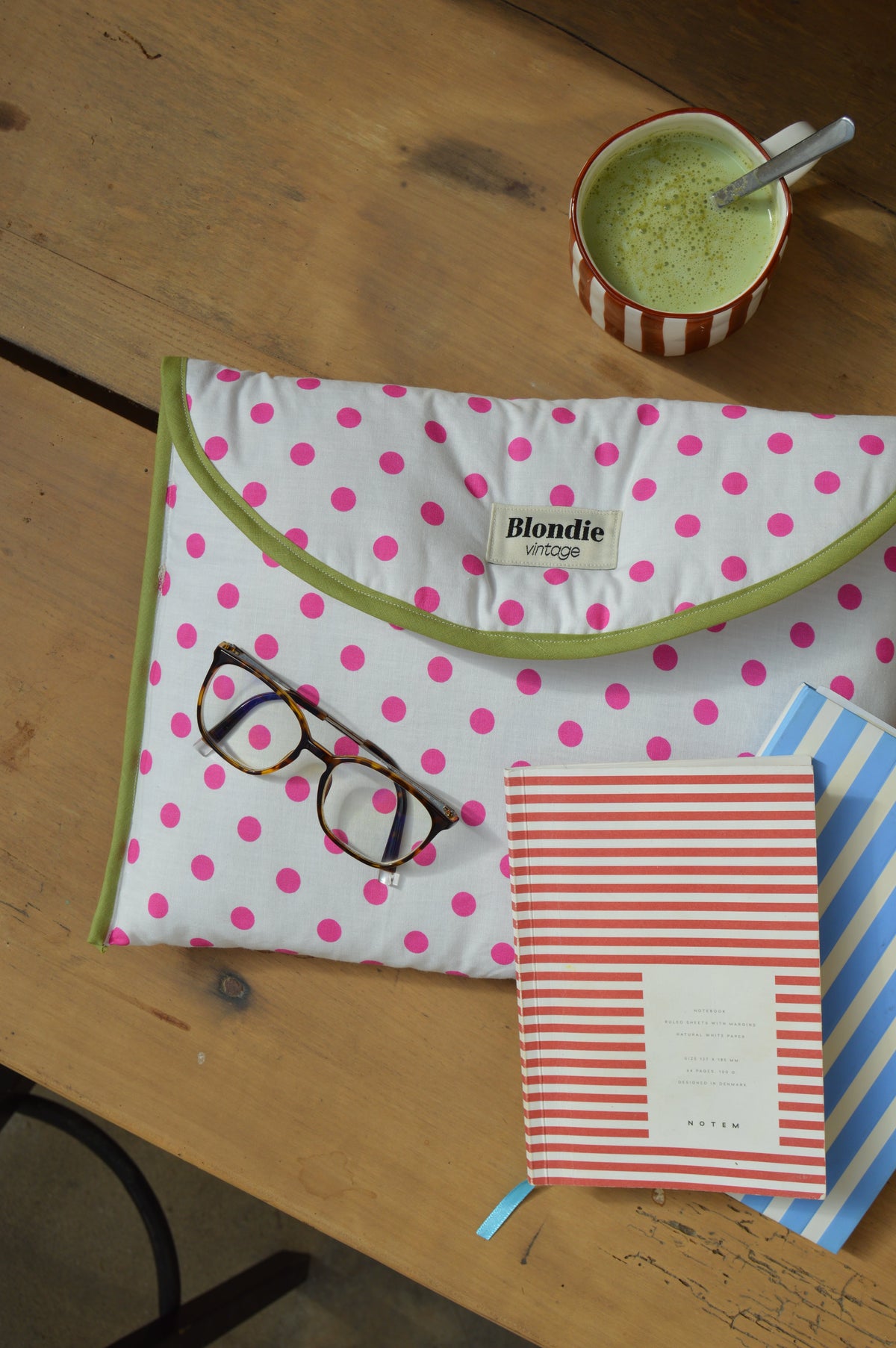 Housse ordinateur à pois rose fabriquée à partir de tissus vintage à la main avec biais coloré