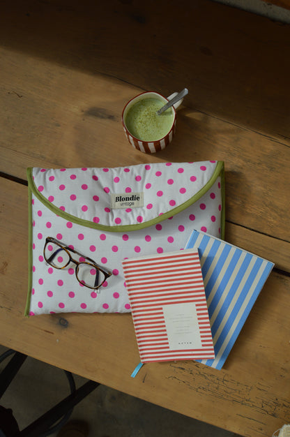 Housse ordinateur à pois rose fabriquée à partir de tissus vintage à la main avec biais coloré