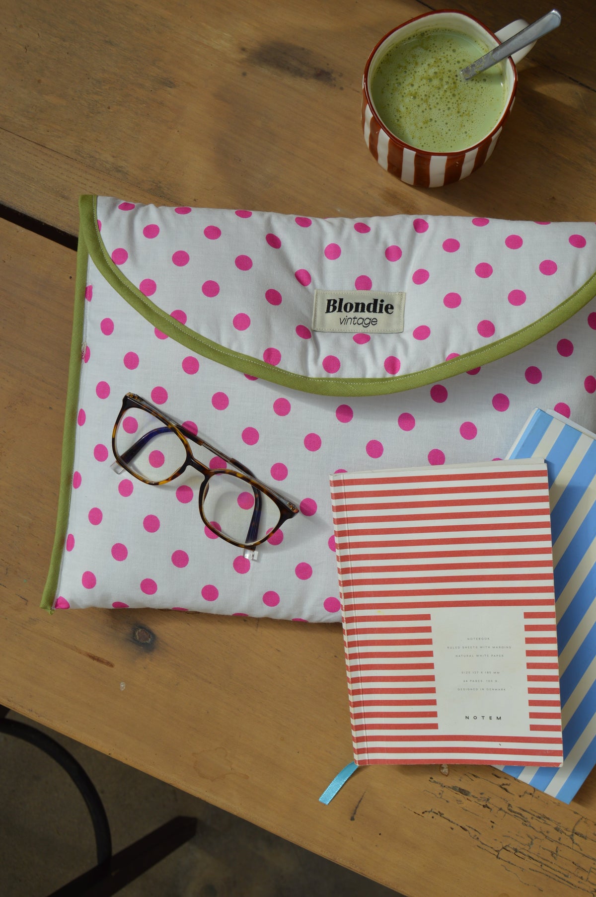 Housse ordinateur à pois rose fabriquée à partir de tissus vintage à la main avec biais coloré