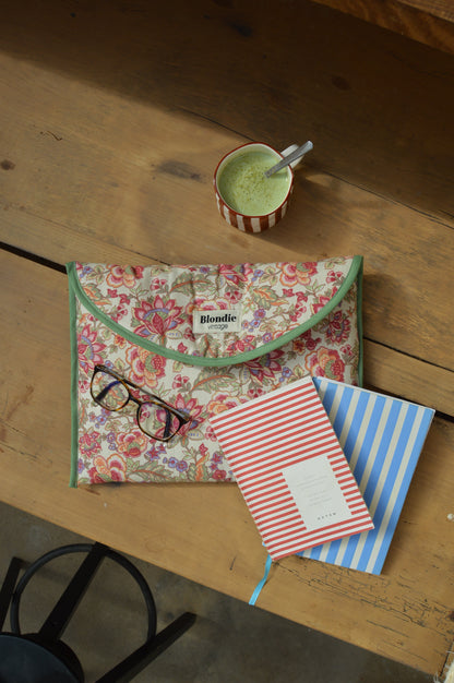Housse ordinateur fleurie fabriquée à partir de tissus vintage à la main avec biais coloré