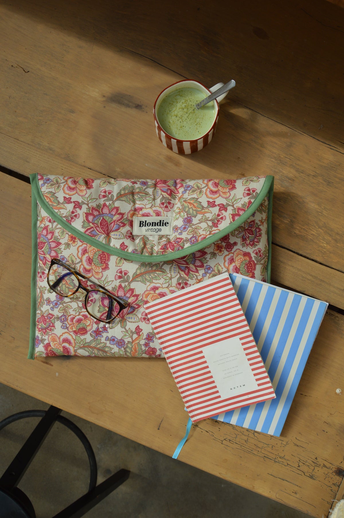Housse ordinateur fleurie fabriquée à partir de tissus vintage à la main avec biais coloré