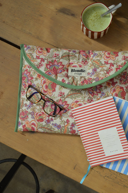 Housse ordinateur fleurie fabriquée à partir de tissus vintage à la main avec biais coloré