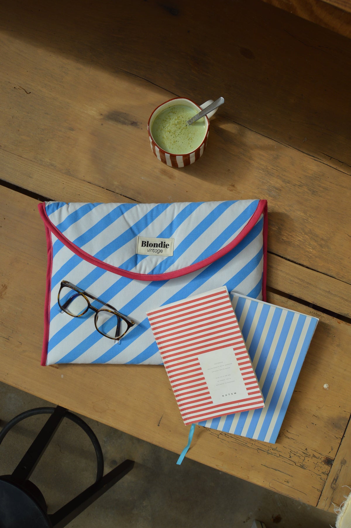 Housse ordinateur rayé bleu fabriquée à partir de tissus vintage à la main avec biais coloré