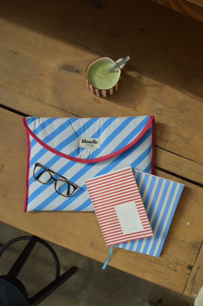 Housse ordinateur rayé bleu fabriquée à partir de tissus vintage à la main avec biais coloré