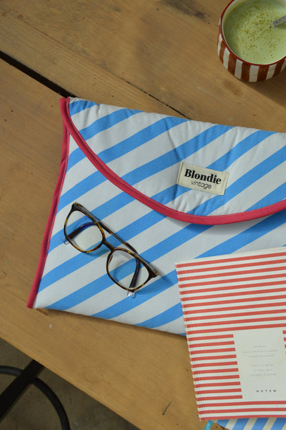 Housse ordinateur rayé bleu fabriquée à partir de tissus vintage à la main avec biais coloré