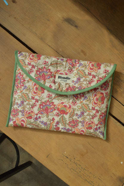 Housse ordinateur fleurie fabriquée à partir de tissus vintage à la main avec biais coloré