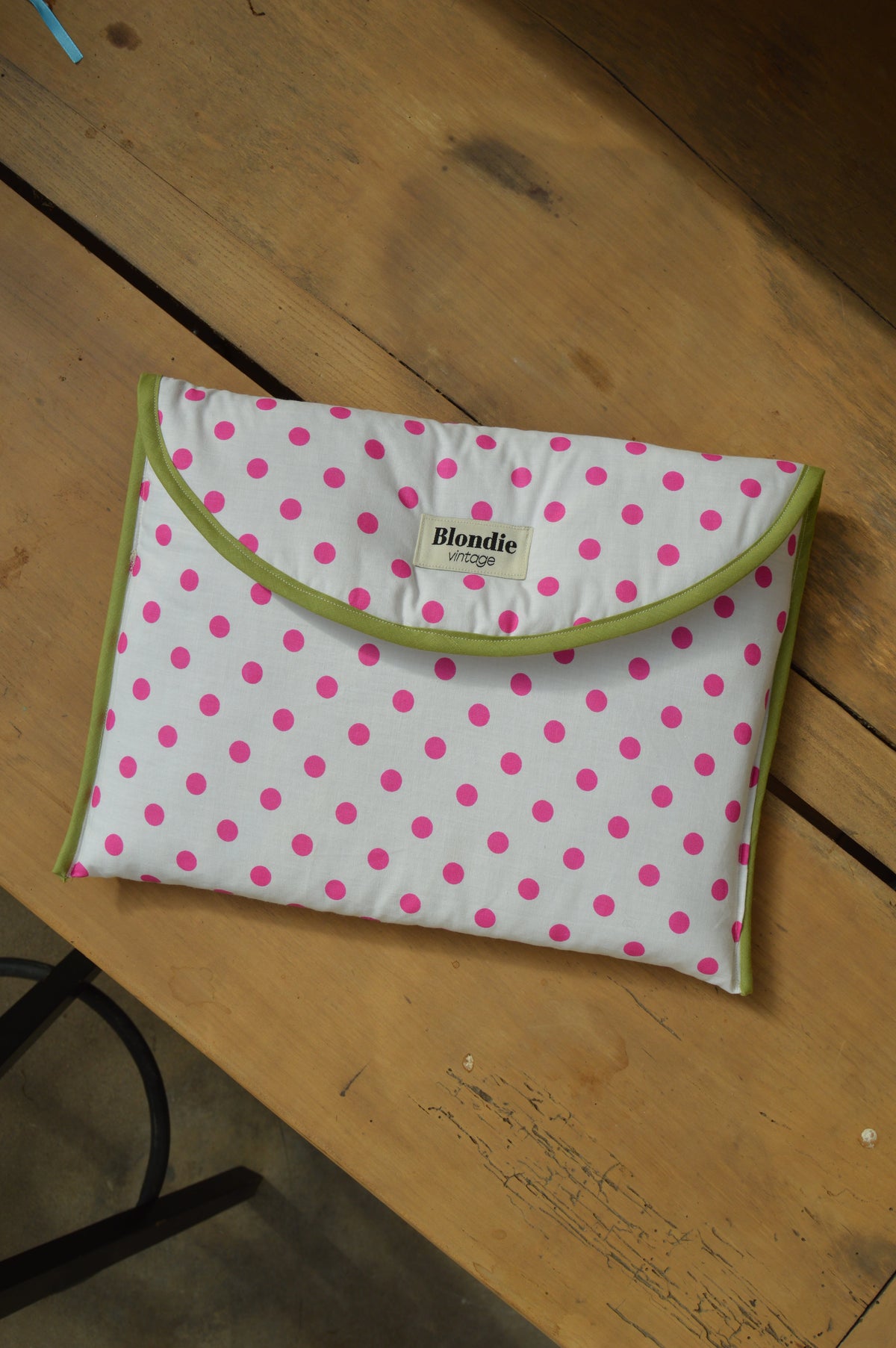 Housse ordinateur à pois rose fabriquée à partir de tissus vintage à la main avec biais coloré