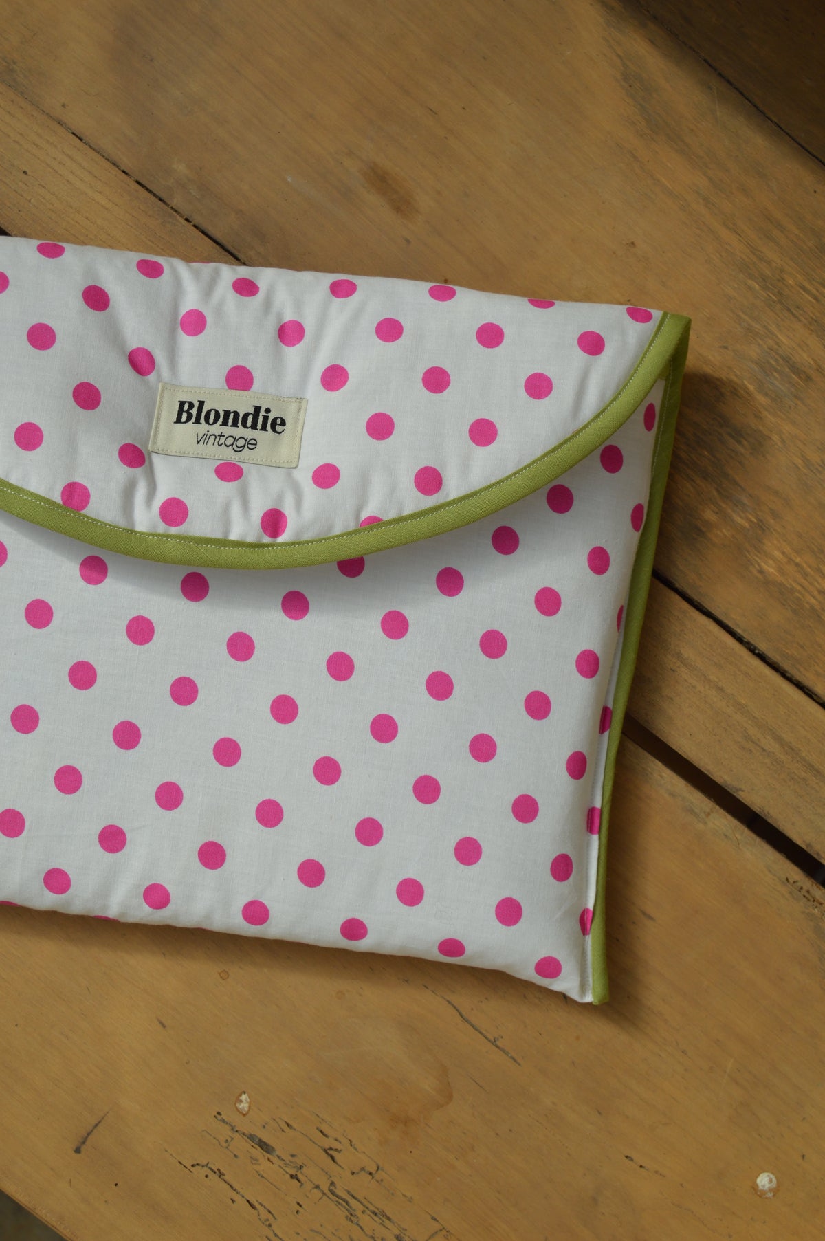 Housse ordinateur à pois rose fabriquée à partir de tissus vintage à la main avec biais coloré
