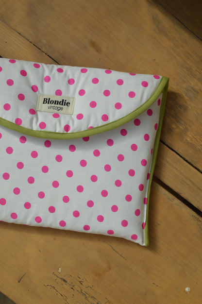 Housse ordinateur à pois rose fabriquée à partir de tissus vintage à la main avec biais coloré