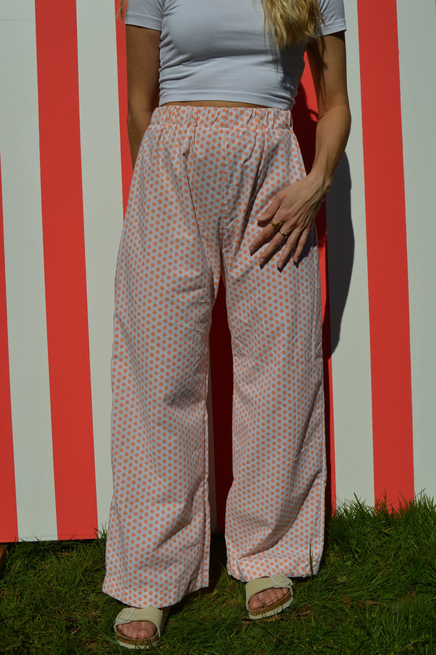 Pantalon à petite fleurs orange