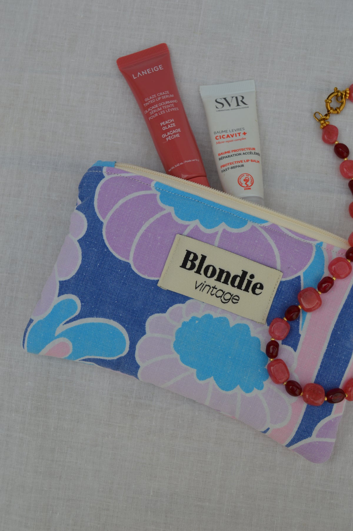 Mini pochette fleurie vintage confectionnée à la main à partir d'un tissu vintage upcyclé