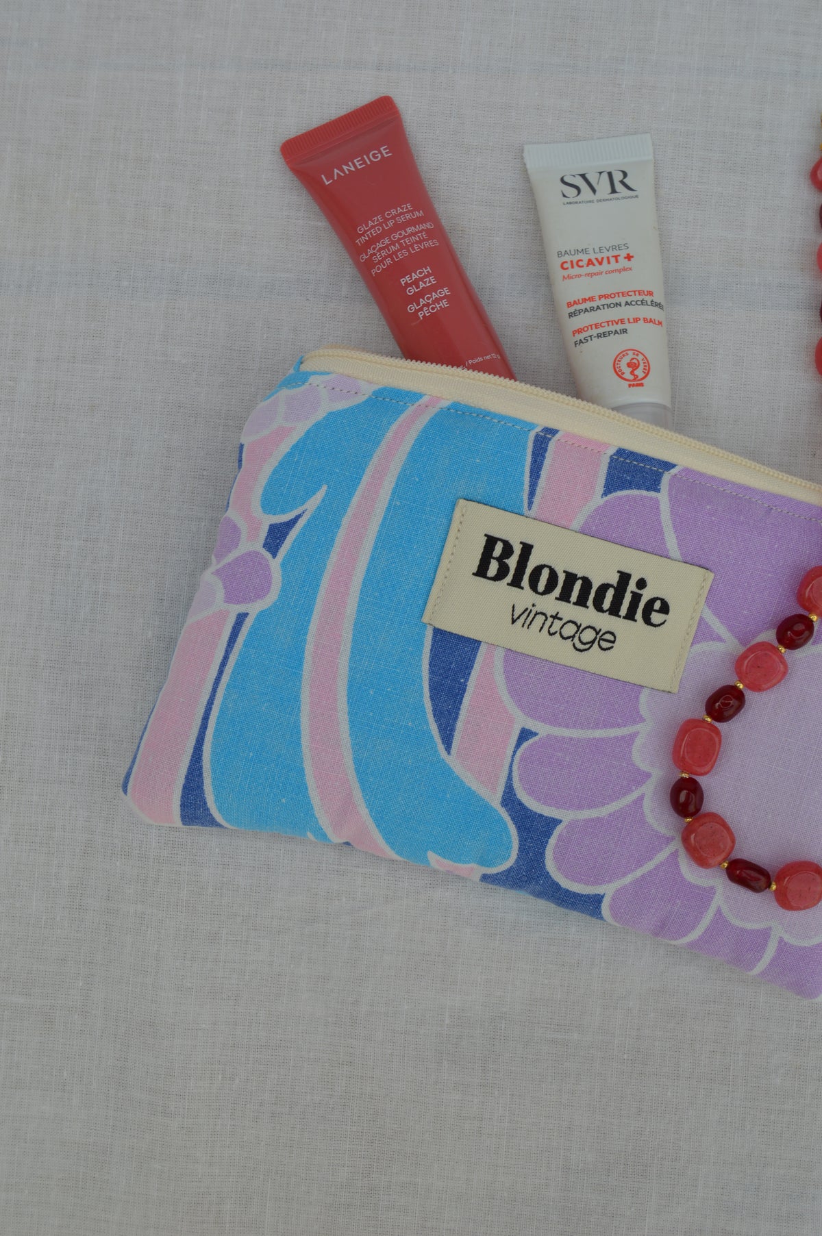 Mini pochette fleurie vintage confectionnée à la main à partir d'un tissu vintage upcyclé