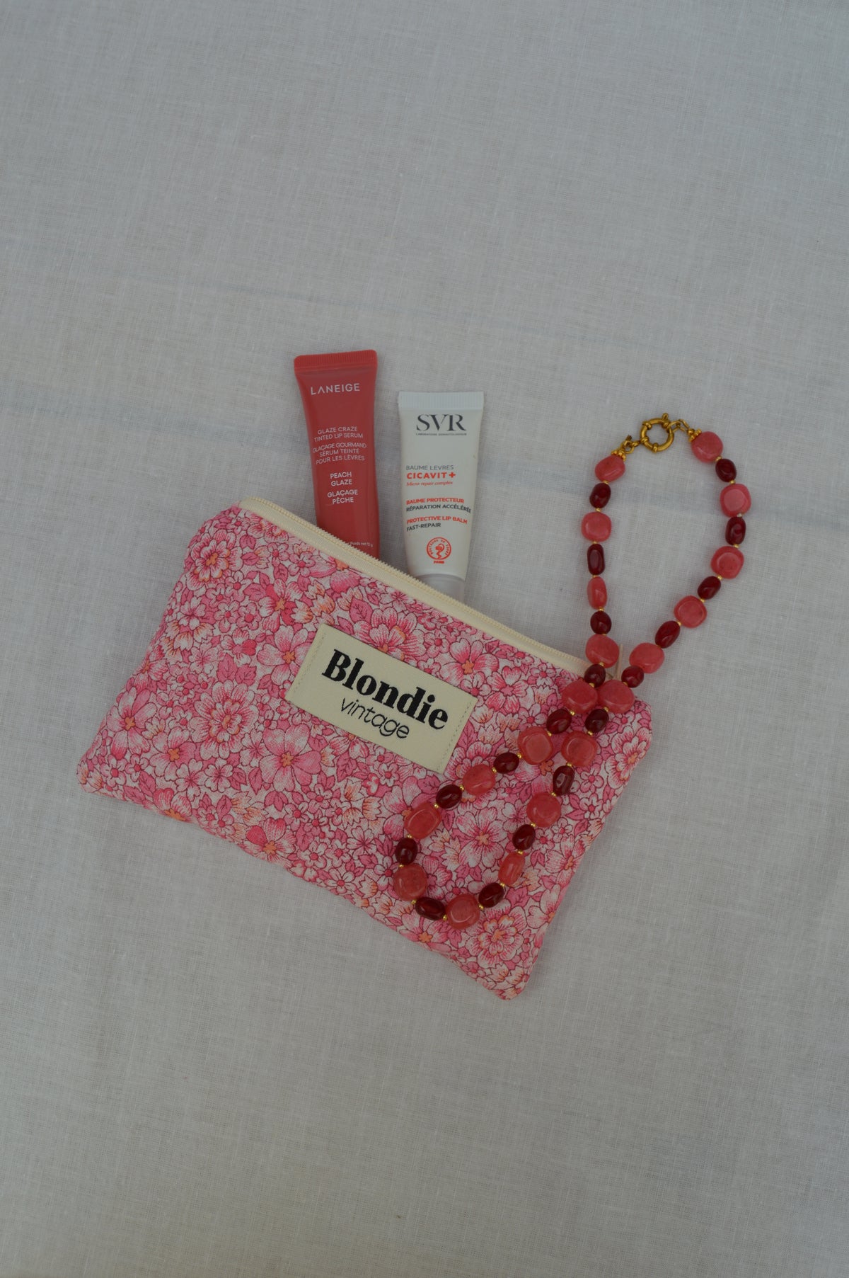 Mini pochette fleurie rose confectionnée à la main à partir d'un tissu vintage upcyclé