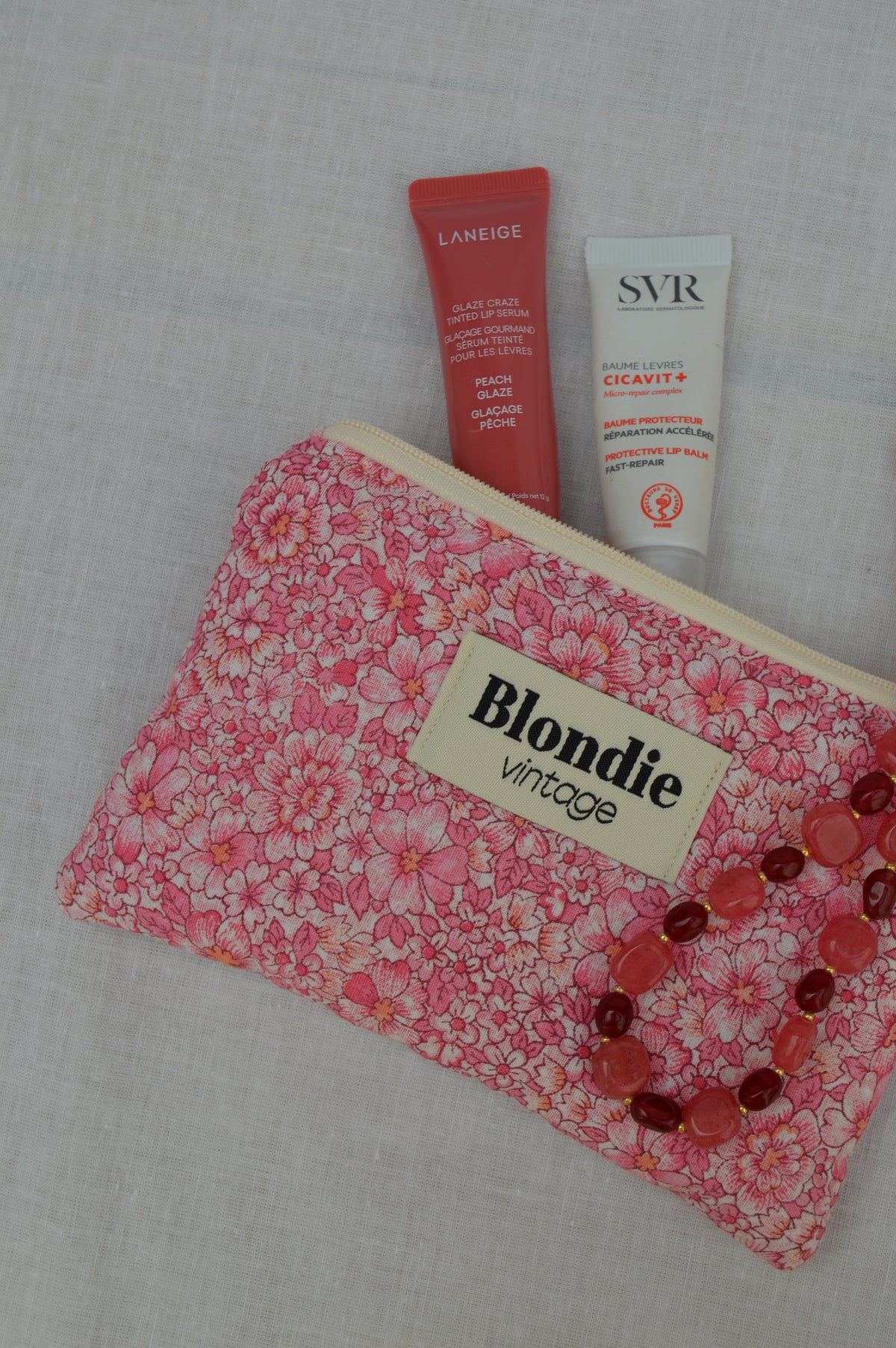 Mini pochette fleurie rose confectionnée à la main à partir d'un tissu vintage upcyclé