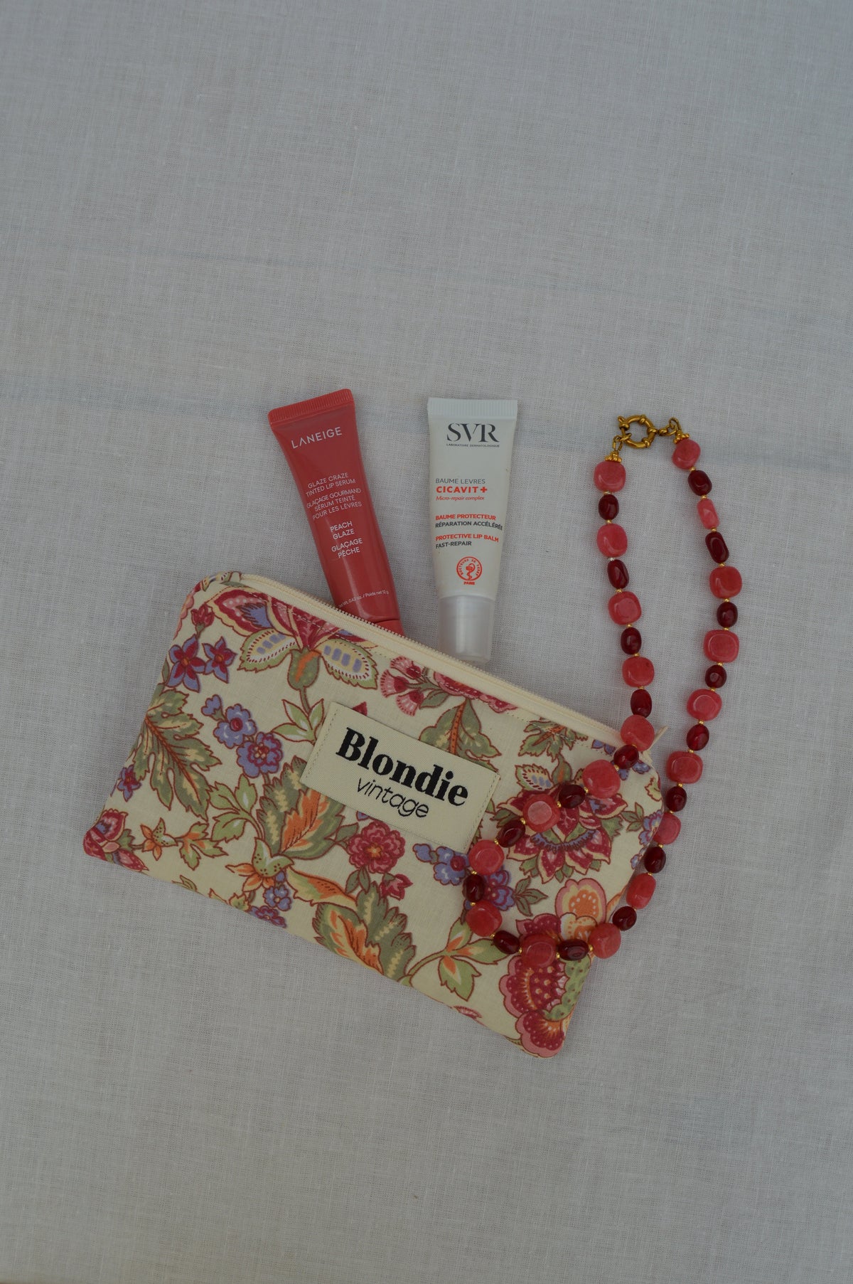 Mini pochette fleurie confectionnée à la main à partir d'un tissu vintage upcyclé