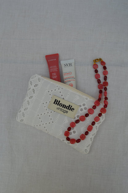 Mini pochette broderie anglaise confectionnée à la main à partir d'un tissu vintage upcyclé