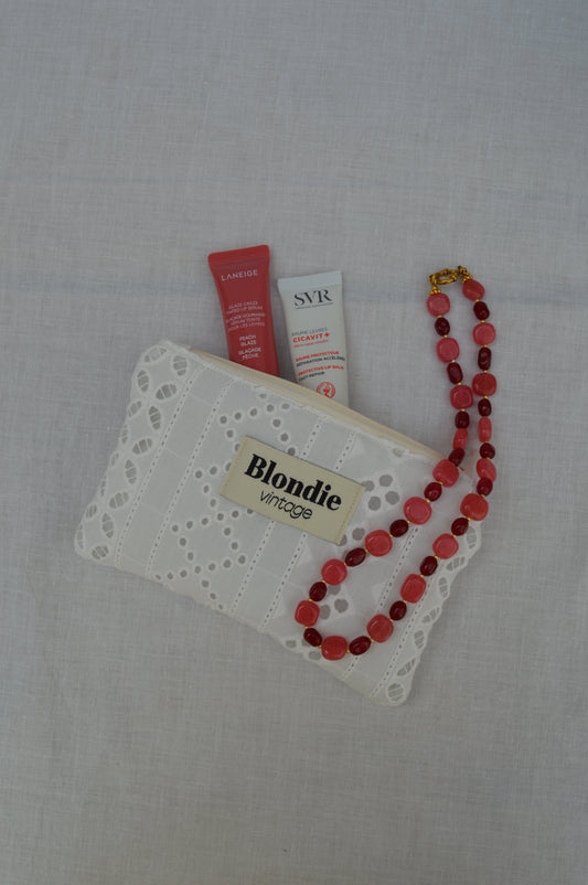 Mini pochette broderie anglaise confectionnée à la main à partir d'un tissu vintage upcyclé