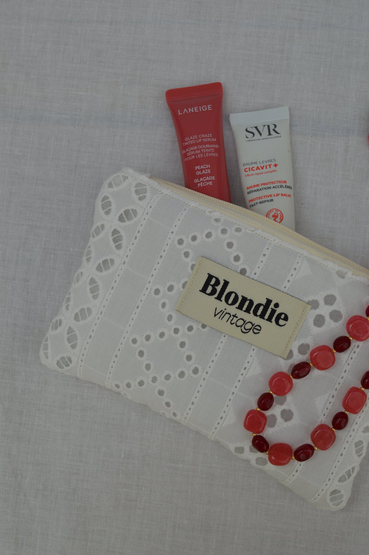 Mini pochette broderie anglaise confectionnée à la main à partir d'un tissu vintage upcyclé